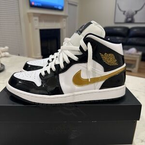 Jordan Air 1 Mid SE Black and Metallic Gold size 10